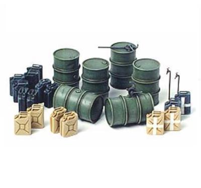 MAQUETTE PLASTIQUE 1/35 FUTS ET JERRYCANS ALLEMANDS